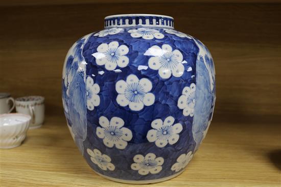 A blue and white Chinese jar, 19th century
